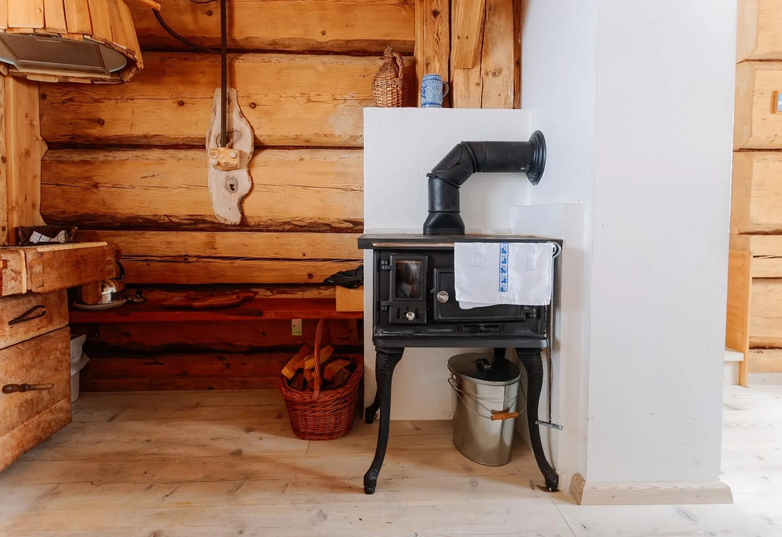 Chaudière à bois moderne installé le long de contraintes techniques intérieures